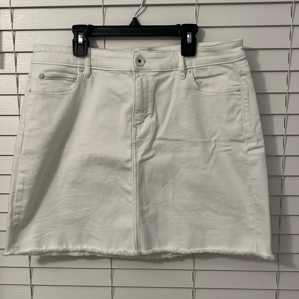 EUC- Vineyard Vines white Jean skirt, size 14